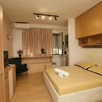 Apartament Cozy Next To Square 21 *