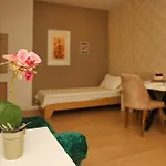 Apartament Cozy Next To Square 21 *