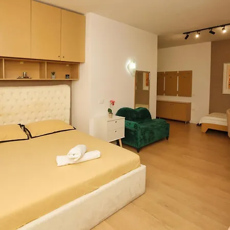 Apartament Cozy Next To Square 21 *