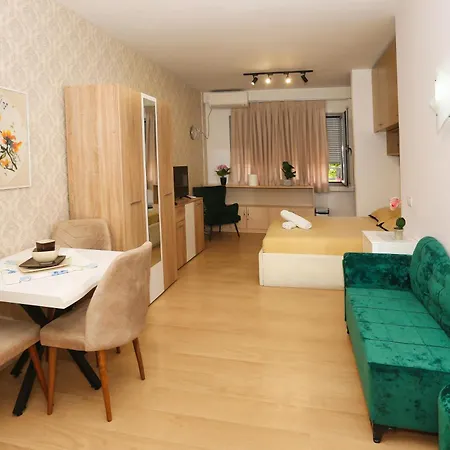 Cozy Next To Square 21