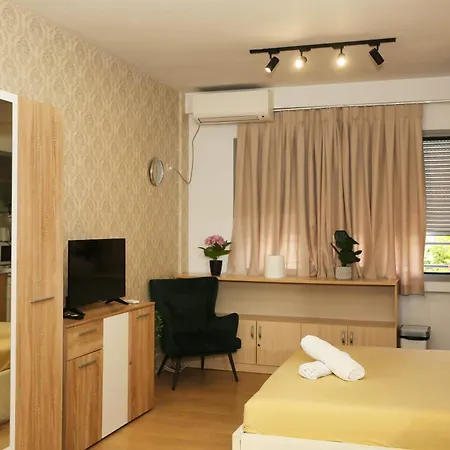 Cozy Near Square 21 شقة تيرانا