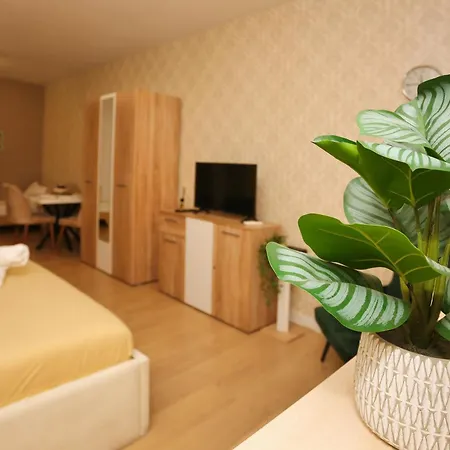 Апартаменты Cozy Next To Square 21